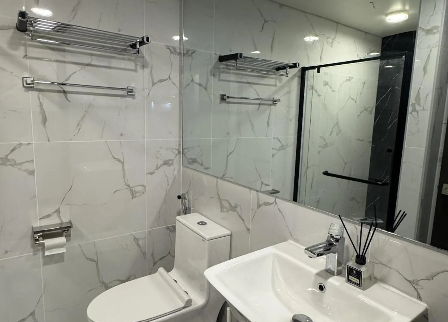 Minimalist Studio Suite Near Ayala Mall Davao Aparthotel